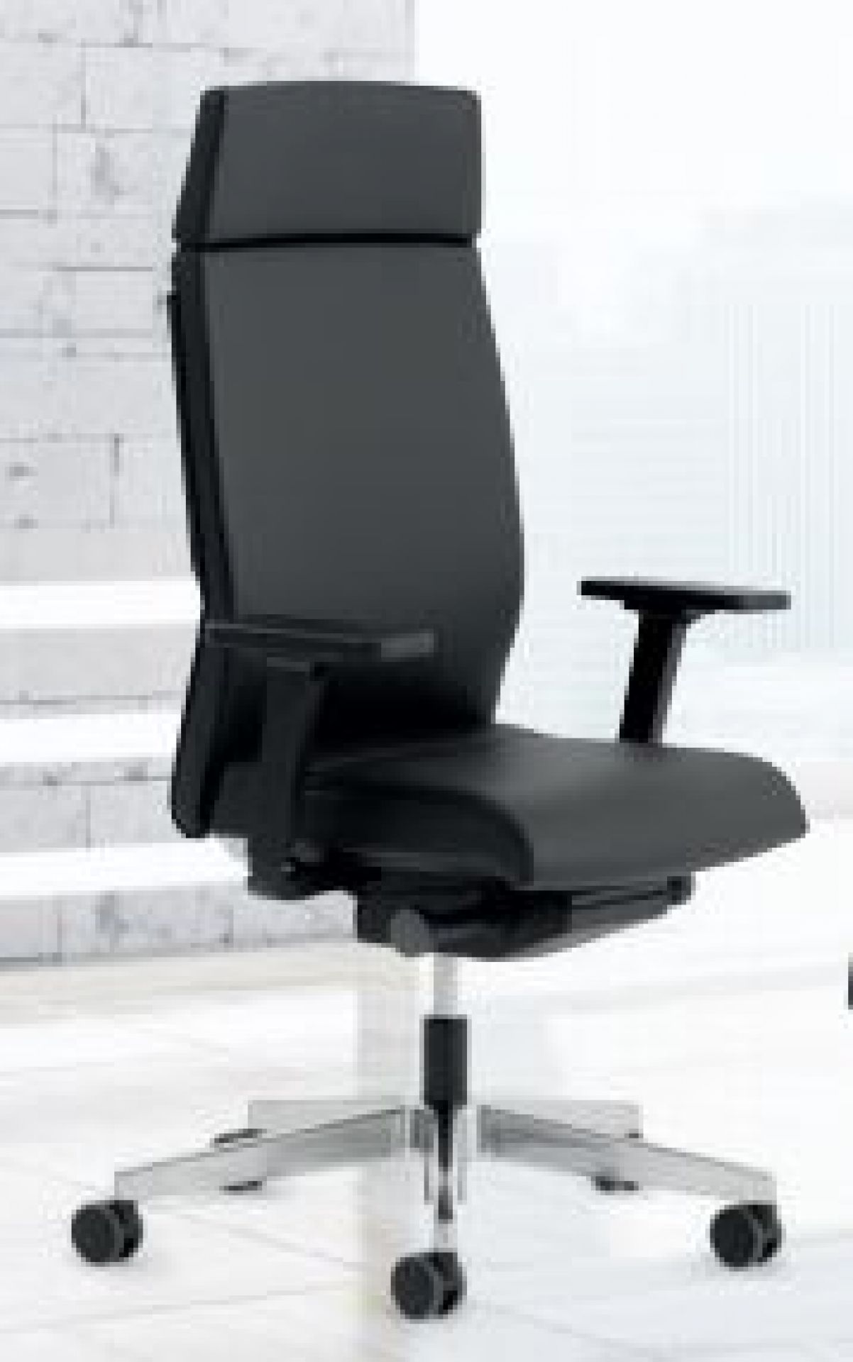 Schwarzer YOSTER Chefsessel von Interstuhl mit hoher Rückenlehne und verstellbaren Armlehnen für ergonomisches Sitzen.